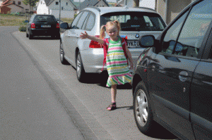 Parkende Autos versperren die Sicht - Bild: Unfallkasse Rheinland-Pfalz