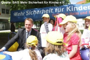 kindersicherheit2011 Aktion zur Sturzprävention mit Berliner Kindergartenkindern und Bundesgesundheitsminister Daniel Bahr