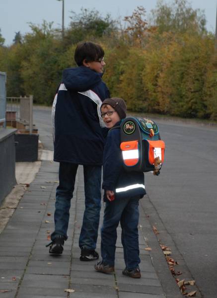 Kinder im Straßenverkehr: Reflektoren schützen bei schlechter Sicht –  CleanKids Magazin