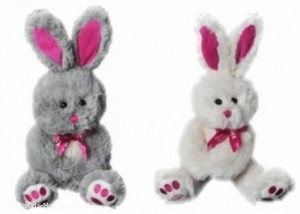 Qualitätsmangel bei grauen und weißen Plüsch-Osterhasen