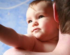 Babys lieben den Körperkontakt – und vor allem mögen sie es, herumgetragen zu werden. Foto: DGK