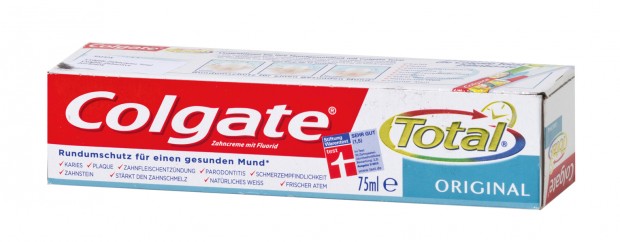 Drogerieware ist besser und günstiger: Während die pro 125 ml 2,75 Euro teure Colgate Zahncreme Total mit einem glatten "ungenügend" durchfällt, sind die Perlodent med Zahncreme von Rossmann (0,40 Euro pro 125 ml) sowie die Sensident Zahncreme Complete von Müller (0,75 Euro pro 125 ml) "sehr gut". Bild: ÖKO-TEST