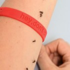 Die sechs geprüften Mückenarmbänder können die stechfreudigen Insekten nicht vertreiben, geschweige denn Stiche verhindern. - Bild: Stiftung Warentest