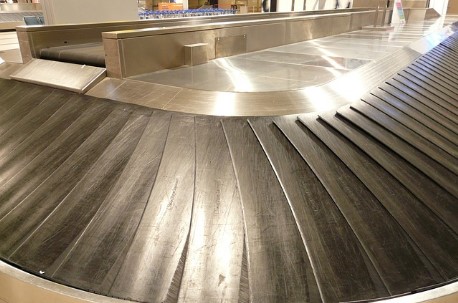 Kinder laufen Gefahr, beim Spielen mit ihren Fingern und Füßen in diese Spalte zu geraten. „Ein Gepäckband ist kein Spielplatz, deshalb sollten Kinder immer an der Hand gehalten oder in den Kinderwagen gesetzt werden“, betont Achim Hüsch.