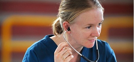 Schweres und rasches Atmen mit Fieber kann Hinweis auf Lungenentzündung sein