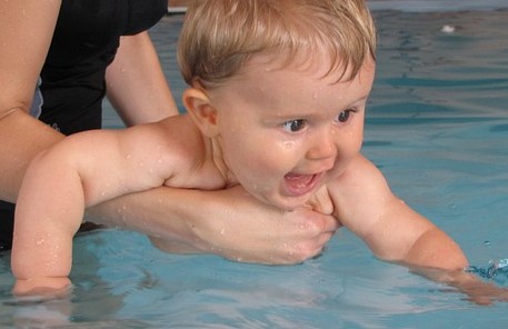 Warum beim Säuglingsschwimmen besser auf Tauchen verzichtet werden sollte