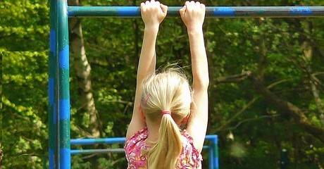 Kleinkinder: Zug am Arm kann empfindliches Ellenbogengelenk lockern