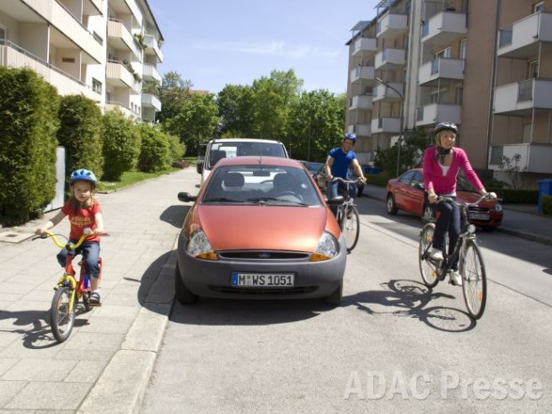 Bis zum 8. Lebensjahr müssen Kinder auf dem Gehweg fahren - Bild: Quelle: ADAC