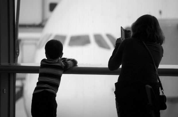 5 Tipps, wie Familien am Flughafen Geld sparen können 5 Tipps, wie Familien am Flughafen Geld sparen können