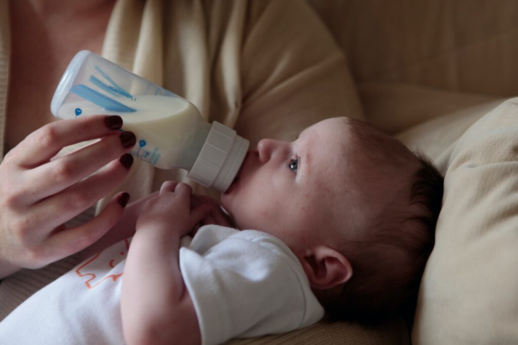 Hygiene spielt bei Babyfläschchen eine besonders wichtige Rolle. (Quelle: Lucy Wolski on Unsplash)