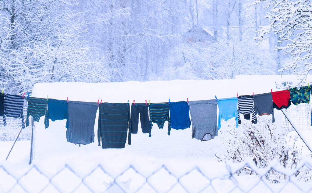Einfach mal ausprobieren: Wenn es klirrend kalt ist und die Luftfeuchte relativ niedrig, trocknet Wäsche draußen wunderbar.