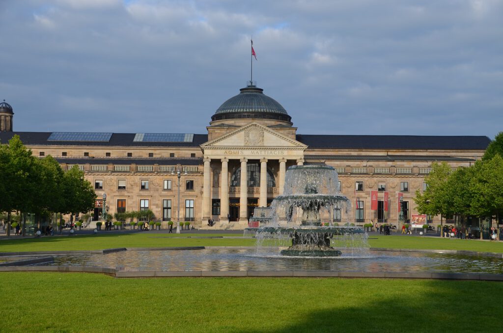 Wiesbaden - Hessens Landeshauptstadt bietet eine Vielzahl von Sehenswürdigkeiten wie hier das Kurhaus