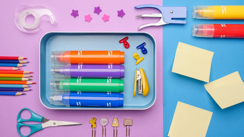 Schulausstattung im Hinblick auf ✓Umweltfreundlichkeit und ✓Personalisierung von Kinder-Produkten wie Stiften, Heften und Kleidung
