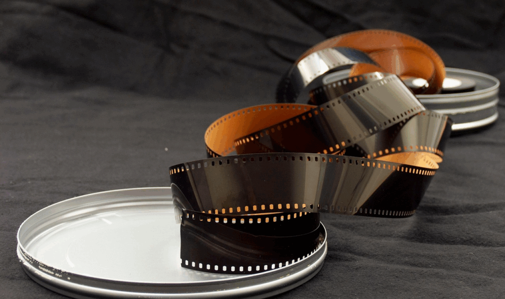 Zelluloid neigt zur Selbstentzündung, und diese Eigenschaft verstärkt sich im Laufe der Zei