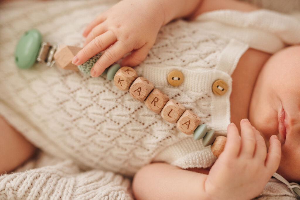 Schnullerkette individuell mit dem Namen Deines Babys gestalten