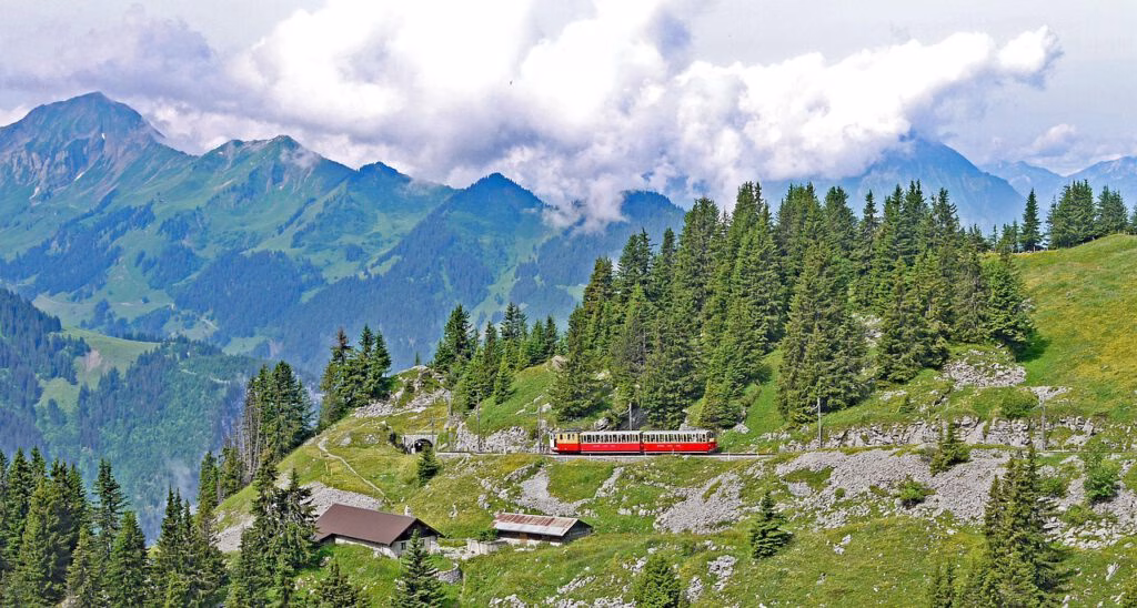 Die Fahrt ab Wilderswil mit der gleichnamigen Zahnradbahn ist ein Erlebnis