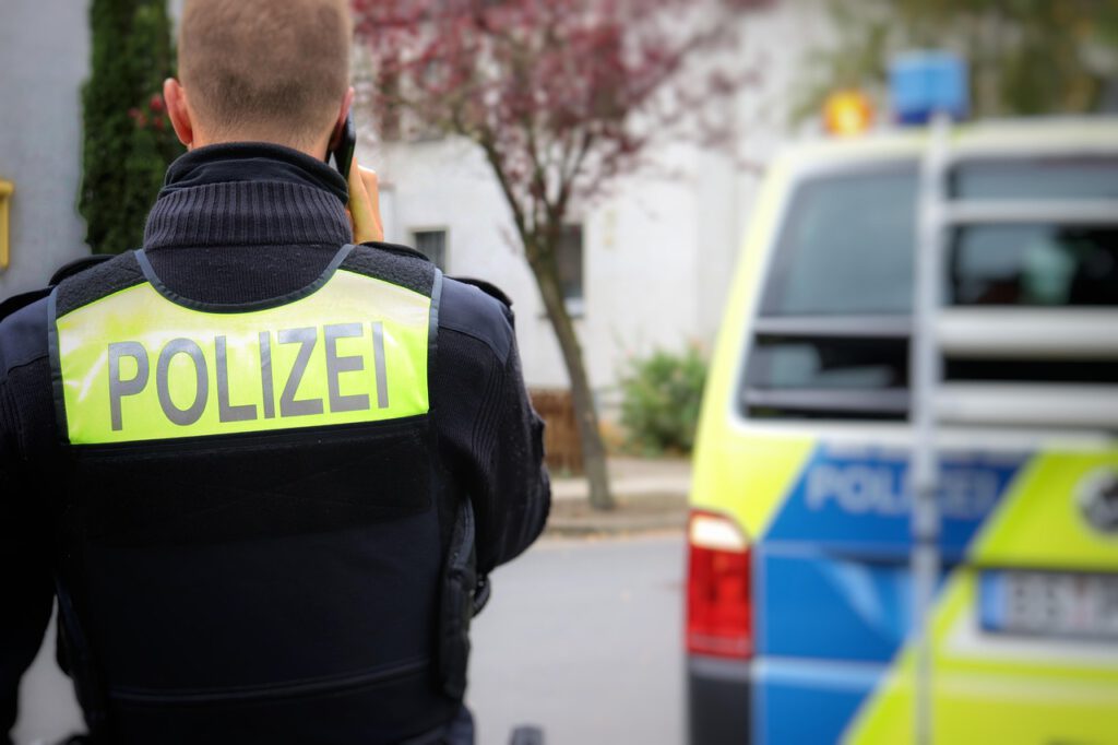 Warnmeldung der Polizei Freiburg: Bundesweite Welle von Betrugsanrufen durch falsche Polizeibeamte und falsche Bankmitarbeiter