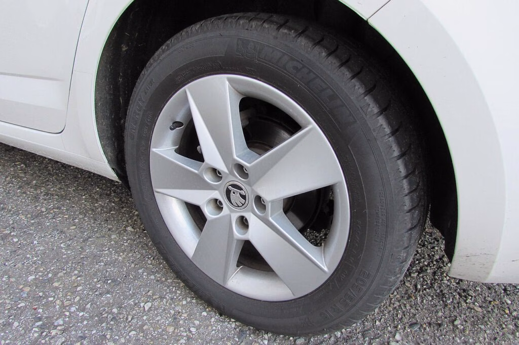 Mit jedem gefahrenen Kilometer verlieren Autoreifen winzige Partikel – sogenanntes Mikroplastik