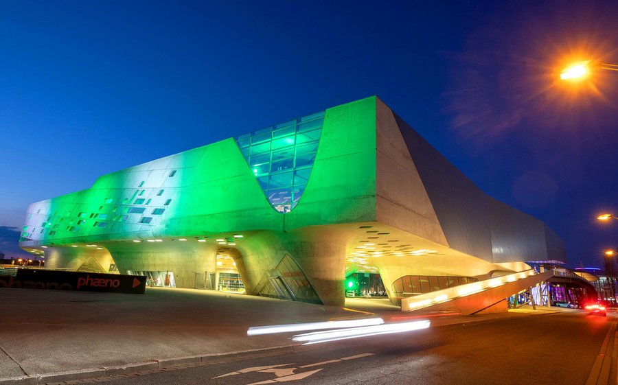 Das phaeno in Wolfsburg ist eine spektakuläre, begehbare Skulptur – außen und innen. Das phaeno in Wolfsburg ist eine spektakuläre, begehbare Skulptur – außen und innen.