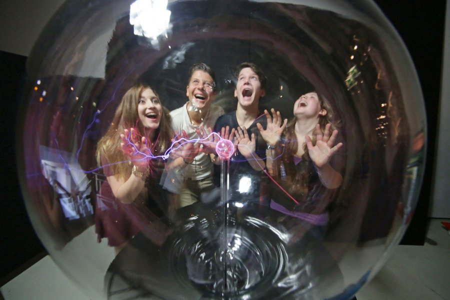 Elektrische und emotionale Spannung: Die Plasmakugel ist ein aufregendes physikalisches Spielzeug im Science Center phaeno Elektrische und emotionale Spannung: Die Plasmakugel ist ein aufregendes physikalisches Spielzeug im Science Center phaeno