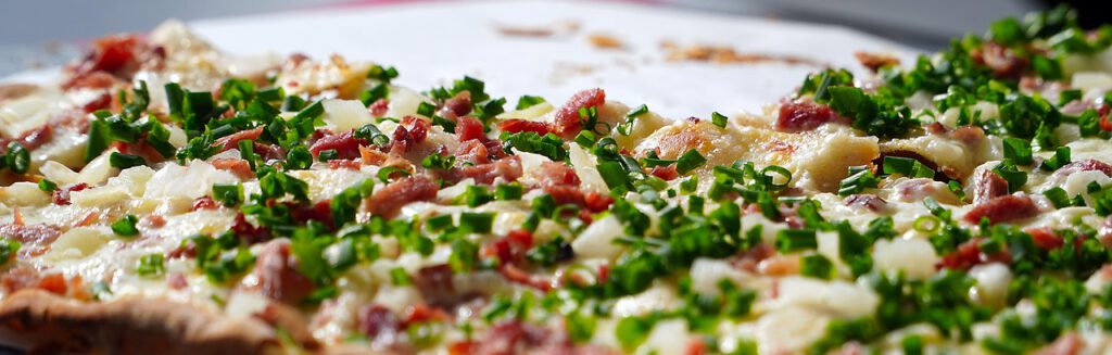 Flammkuchen (Tarte flambée) – Elsässer Spezialität Flammkuchen (Tarte flambée) – Elsässer Spezialität