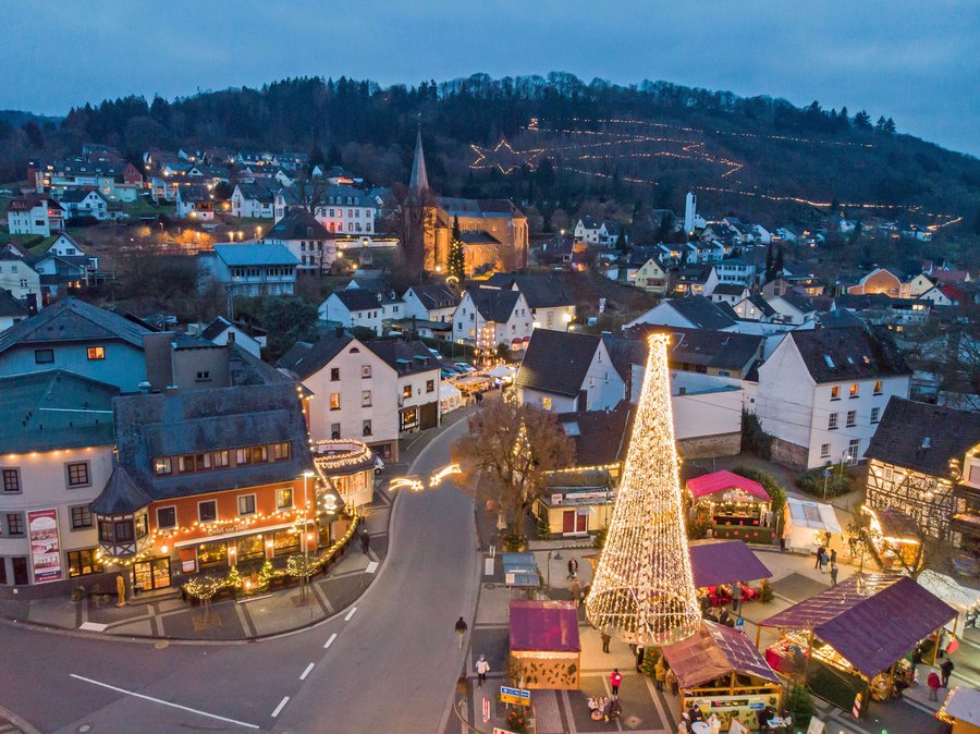 Zum Christkindchenmarkt gruppieren sich regionale Aussteller rund um den Zunftbaum im Weihnachtsdorf Waldbreitbach Zum Christkindchenmarkt gruppieren sich regionale Aussteller rund um den Zunftbaum im Weihnachtsdorf Waldbreitbach