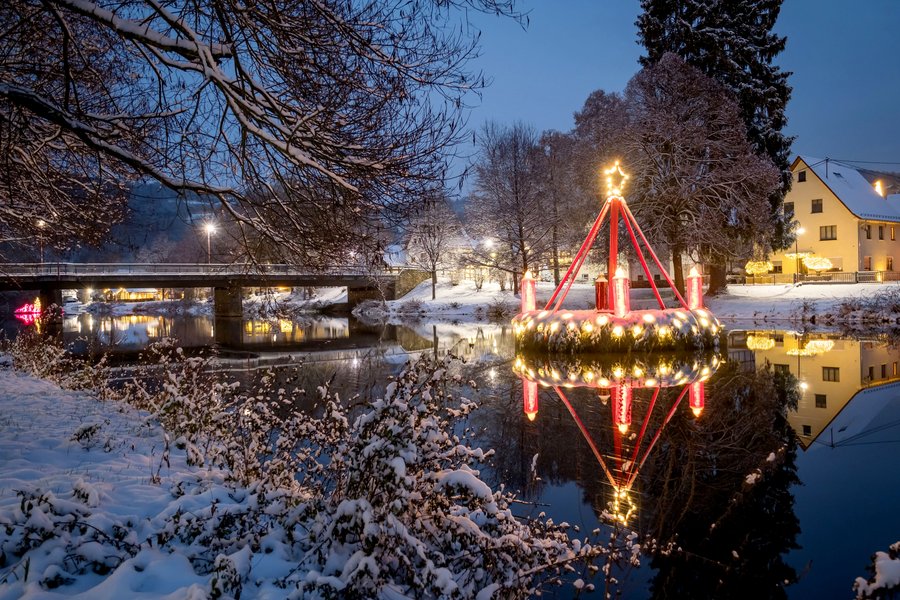 Der schwimmende Adventskranz ist einer der Höhepunkte im Weihnachtsdorf Waldbreitbach Der schwimmende Adventskranz ist einer der Höhepunkte im Weihnachtsdorf Waldbreitbach