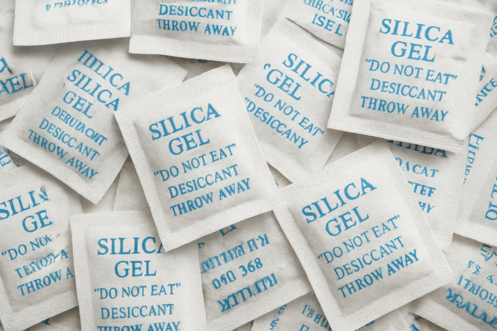 Silicagel bindet Feuchtigkeit, ohne selbst nass zu werden