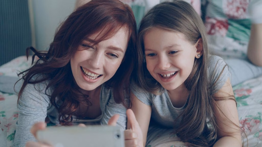 Familien, die täglich online kommunizieren, sind Zielscheiben zahlreicher Risiken