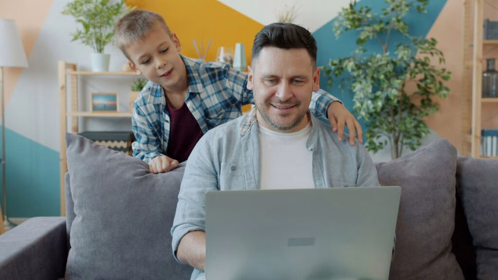 Eltern können als Vorbilder agieren, indem sie selbst bewusst mit Medien und Datenschutz umgehen.