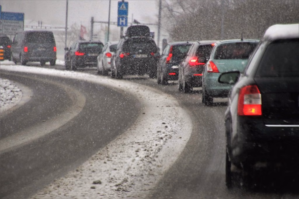 Erhöhtes Unfallrisiko durch Schnee und Glätte