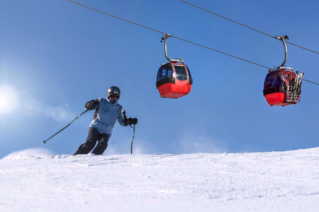 Skifahren macht Spaß – birgt aber auch Unfallrisiken. Ein guter Versicherungsschutz ist wichtig