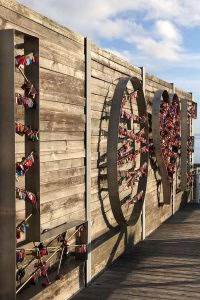 Paare können sich am „Love“-Schriftzug mit einem Liebesschloss verewigen.