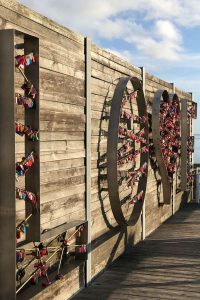 Paare können sich am „Love“-Schriftzug mit einem Liebesschloss verewigen.