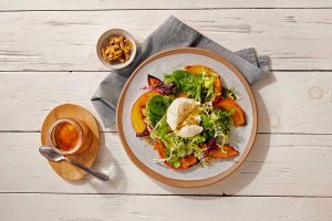 Rezept: Babyleaf-Salat mit Ahornsirup Dressing, Burrata und Nüssen
