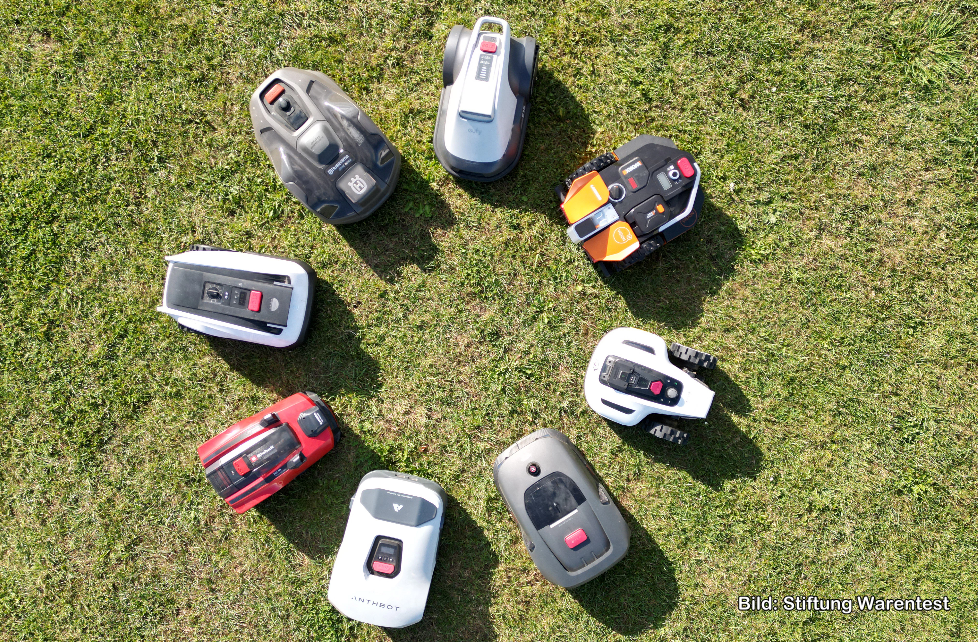 Moderne Mähroboter navigieren selbstständig dank Kamera oder Satellitensignal Moderne Mähroboter navigieren selbstständig dank Kamera oder Satellitensignal