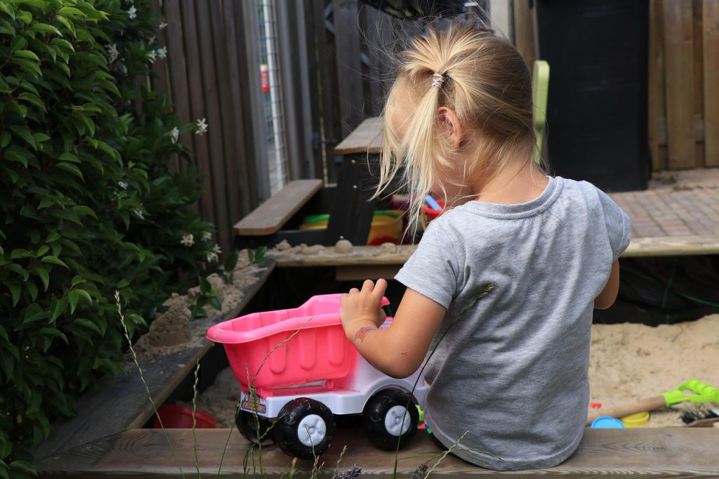 Ein Sandkasten ist eine einfache, aber sehr beliebte Spielmöglichkeit im Garten