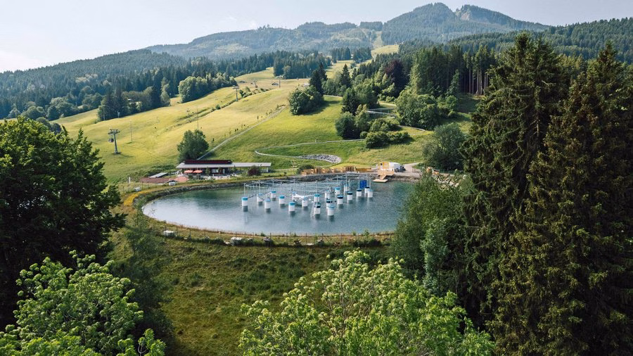 Der Kletterpark auf dem Speichersee lädt zum Balancieren über dem Wasser ein Der Kletterpark auf dem Speichersee lädt zum Balancieren über dem Wasser ein