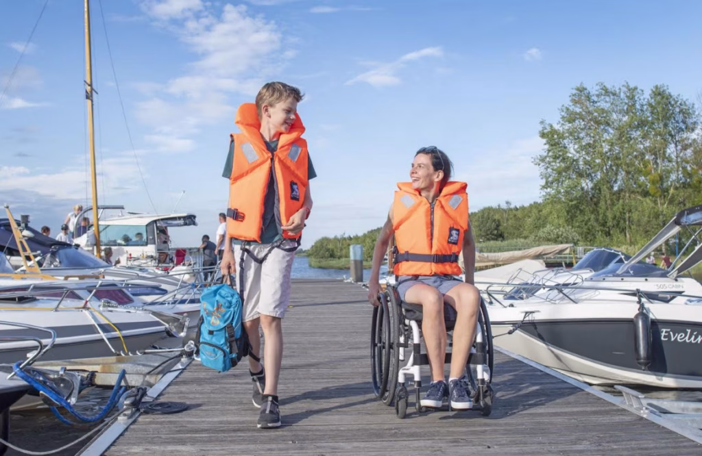 Mutter und Sohn in der Marina des Hafencamps Senftenberger See – Foto: Tourismusverband Lausitzer Seenland, Nada Quenzel