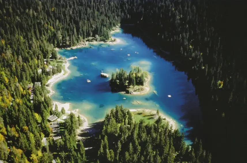 Insel im Caumasee Insel im Caumasee