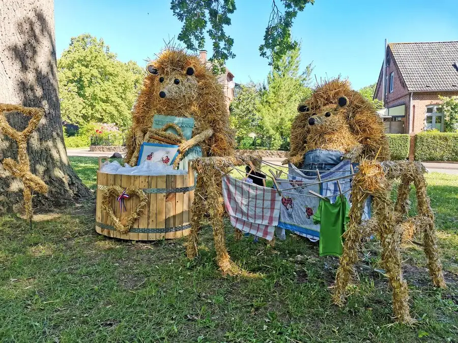 Familie Igel beim großen Waschtag – diese fantasievollen Strohfiguren konnte man im vergangenen Jahr in Fiefbergen bewundern. Foto: djd/Probstei Tourismus Marketing Familie Igel beim großen Waschtag – diese fantasievollen Strohfiguren konnte man im vergangenen Jahr in Fiefbergen bewundern. Foto: djd/Probstei Tourismus Marketing