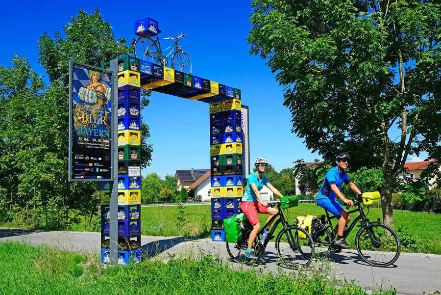 Die Biertore in Vilshofen und Aldersbach markieren den Start- und Endpunkt vom BierRadlWeg. Die Biertore in Vilshofen und Aldersbach markieren den Start- und Endpunkt vom BierRadlWeg.