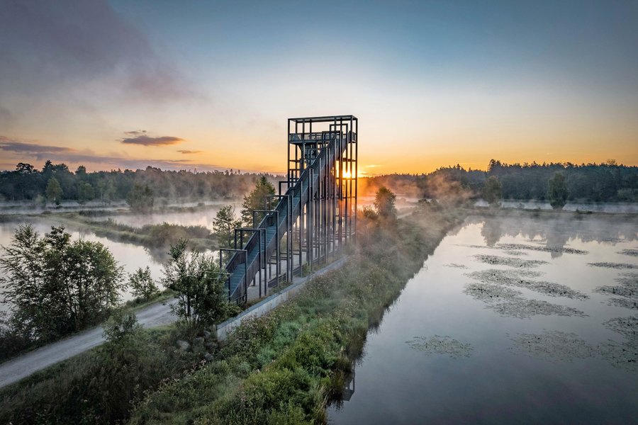 Die Himmelsleiter ist ein spektakulärer architektonischer Fixpunkt im „Land der tausend Teiche“. Die Himmelsleiter ist ein spektakulärer architektonischer Fixpunkt im „Land der tausend Teiche“.