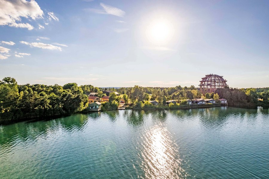 Am Ufer vom Steinberger See warten Wanderwege und mit der Erlebnisholzkugel eine ganz besondere Attraktion auf unternehmungslustige Familien. Am Ufer vom Steinberger See warten Wanderwege und mit der Erlebnisholzkugel eine ganz besondere Attraktion auf unternehmungslustige Familien.