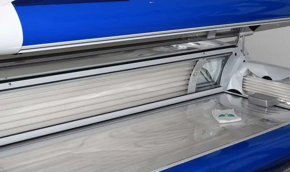 Bräune aus dem Solarium wirkt attraktiv, kann aber die Haut schädigen und das Hautkrebsrisiko erhöhen Bräune aus dem Solarium wirkt attraktiv, kann aber die Haut schädigen und das Hautkrebsrisiko erhöhen