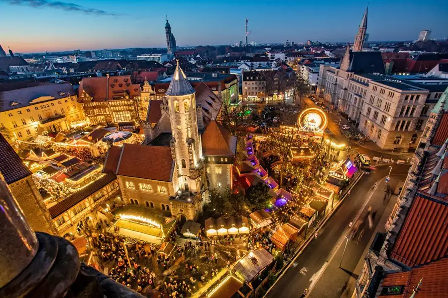 Braunschweiger Weihnachtsmarkt - Beim Blick vom Rathausturm auf den Burgplatz wirkt das funkelnde Markttreiben wie eine Spielzeugwelt. Foto: djd/Braunschweig Stadtmarketing/Philipp Ziebart Braunschweiger Weihnachtsmarkt - Beim Blick vom Rathausturm auf den Burgplatz wirkt das funkelnde Markttreiben wie eine Spielzeugwelt. Foto: djd/Braunschweig Stadtmarketing/Philipp Ziebart