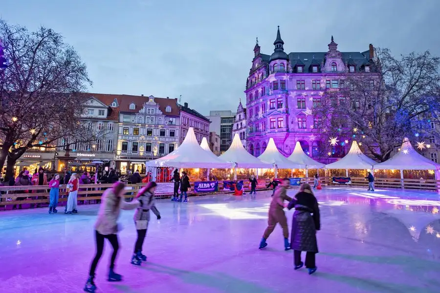 Braunschweiger Weihnachtsmarkt - Die Schlittschuhbahn „Eiszauber“ lädt zur Bewegung in der frischen Winterluft ein. Foto: djd/Braunschweig Stadtmarketing/Philipp Ziebart Braunschweiger Weihnachtsmarkt - Die Schlittschuhbahn „Eiszauber“ lädt zur Bewegung in der frischen Winterluft ein. Foto: djd/Braunschweig Stadtmarketing/Philipp Ziebart