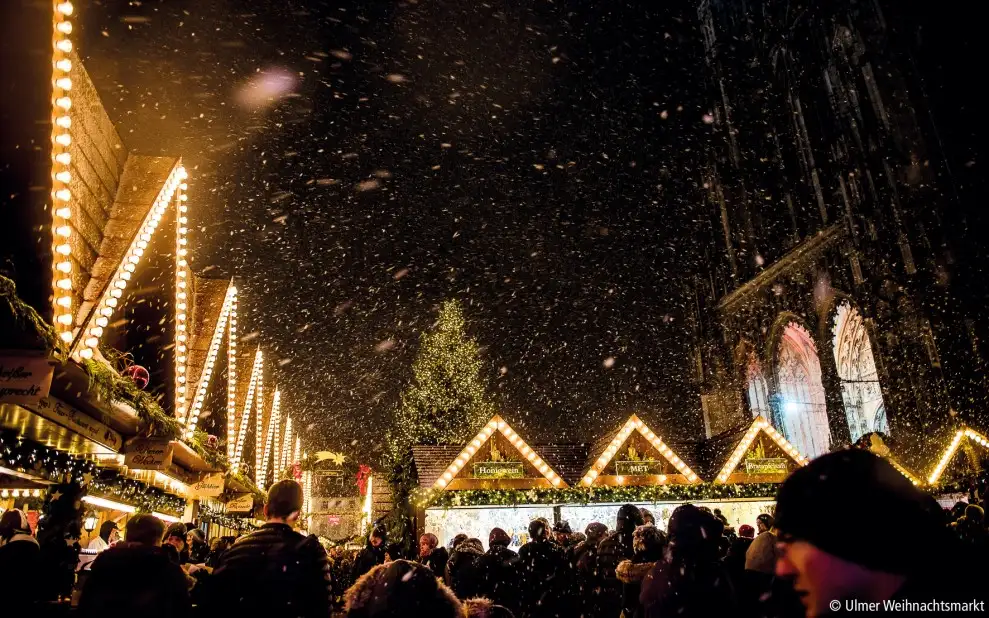 Ulmer Weihnachtsmarkt 2026 mit festlich beleuchteten Ständen vor dem Ulmer Münster Ulmer Weihnachtsmarkt 2026 mit festlich beleuchteten Ständen vor dem Ulmer Münster