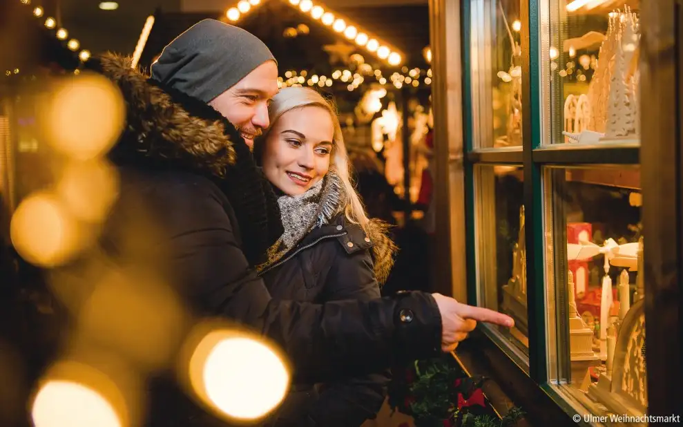Ulmer Weihnachtsmarkt 2026 mit festlich beleuchteten Ständen vor dem Ulmer Münster Ulmer Weihnachtsmarkt 2026 mit festlich beleuchteten Ständen vor dem Ulmer Münster